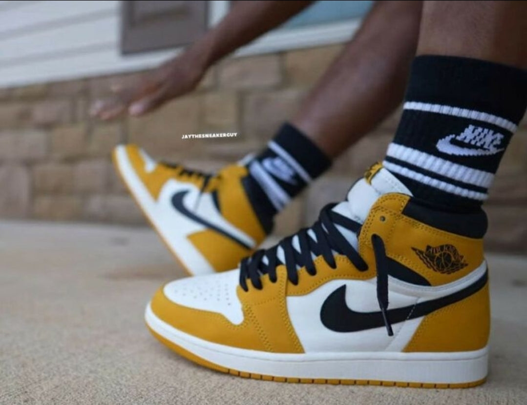 NIKE AIR JORDAN 1  JAUNE