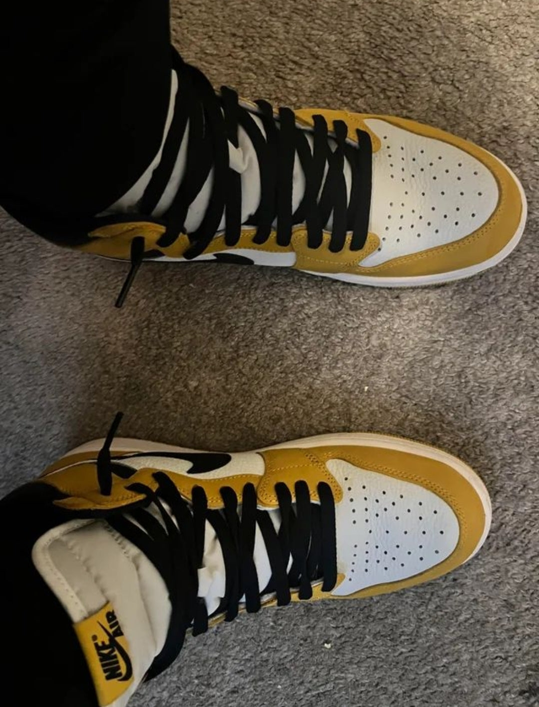 NIKE AIR JORDAN 1  JAUNE